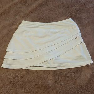 -Small
-White 
-Layered skirt with shorts
-Head